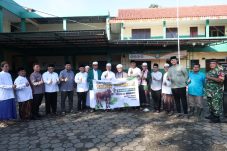 Plh Wali Kota Bekasi Serahkan Sapi Kurban Presiden Prabowo di Masjid Al Mukhlisin Jatiasih