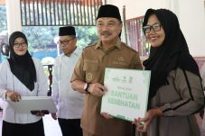 Plh Wali Kota Bekasi dan Baznas Salurkan Zakat, Abdul Harris Sebut Penting untuk Kesejahteraan Warga