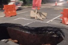 Jalan Lenteng Agung Jaksel Amblas Sedalam 3 Meter, SDA Pasang Plat Baja