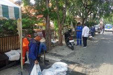 Warga RW 15 Kelurahan Lagoa menyambut baik pengangkatan lumpur di Jln Mahoni