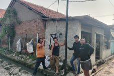 Sudah Lama Miring dan Tak Terawat, Tiang di Depan Rumah Warga Kayu Agung Ini Hantui Keselamatan Anak-anak
