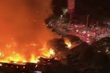 Ribuan Rumah Semi Permanen di Jiung Terbakar