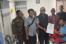 Baznas Jakut Serahkan Bantuan ke Warga Disabilitas di Semper Timur