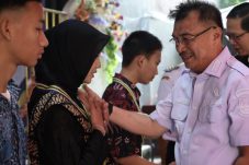 Pelepasan Kelas IX SMPN 35 Kota Bekasi Berlangsung Meriah, Harris Bobihoe Beri Pesan Inspiratif