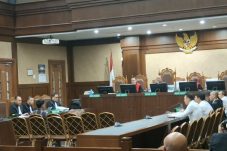 Saksi Ungkap Bos Blueray Dua Kali Titip Shopping Bag yang Berisi Uang untuk Pejabat Bea Cukai