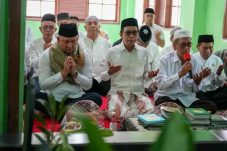 Walikota bersama Sekko dan Jajaran Pemkot Jakut Berziarah makam Ulama Mualim Rasyid di Kampung Mangga