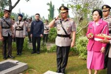 Wakapolri beserta Rombongan Tabur Bunga di Taman Makam Pahlawan Nasional Utama Kalibata
