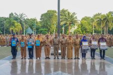Pemkot Jakut Beri SK Kenaikan Pangkat dan Anugerahkan RW Pemilah Sampah Terbaik