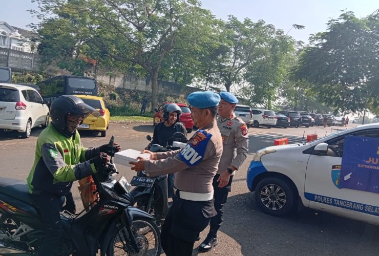 Dekat dengan Masyarakat, Sipropam Polres Tangsel Bagikan Makanan Gratis di Hari Jumat