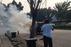 Diduga Korsleting Aki, Nissan X-Trail Terbakar di Depan Alun-Alun Pamulang