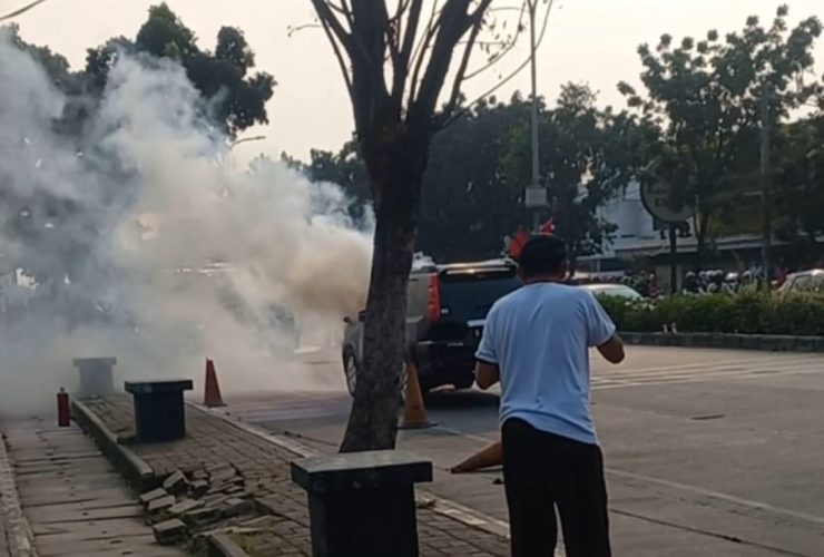Diduga Korsleting Aki, Nissan X-Trail Terbakar di Depan Alun-Alun Pamulang