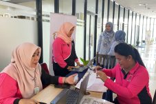 Seksi Sosial Bhayangkari Cabang Polres Metro Tangkot Gelar Pengecekan Kesehatan Gratis