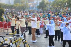 Peringati HUT PSM ke-51, Wali Kota Bekasi Ajak Lansia Hidup Sehat Lewat Jalan Sehat dan Senam Bersama
