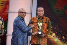 Tri Adhianto Terima Warta Kota Awards 2026, Program Lingkungan Kota Bekasi Raih Penghargaan Terbaik