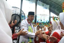 Kriyaan Lansia Kota Bekasi 2026 Diikuti Ribuan Peserta, Tri Adhianto: Lansia Harus Tetap Aktif dan Bahagia