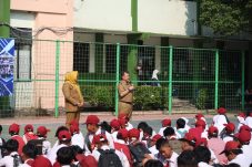 Abdul Harris Bobihoe Pantau Hari Pertama Masuk Sekolah di Bekasi, Pastikan Siswa Belajar Nyaman