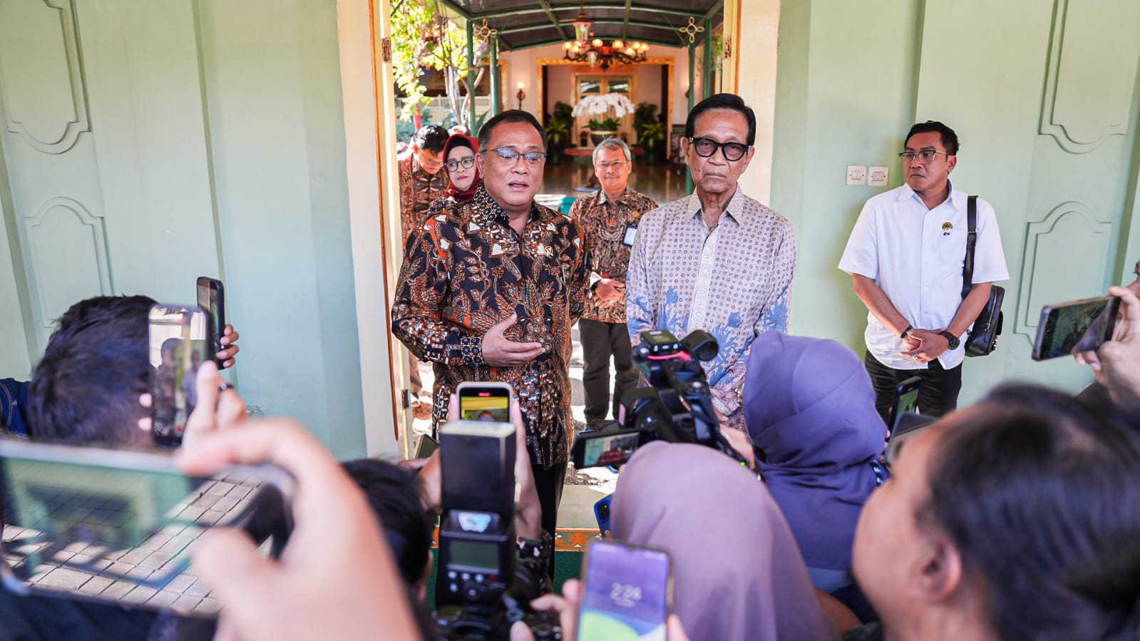 Silaturahmi ke Sri Sultan HB X, Menteri LH Jumhur Dapat “Suntikan” Jaga Lingkungan