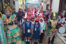 Kesan Manis Hari Pertama Sekolah: Intip Uniknya Atribut Siswa dan Kekompakan Guru SDN Sampora 1 Cisauk