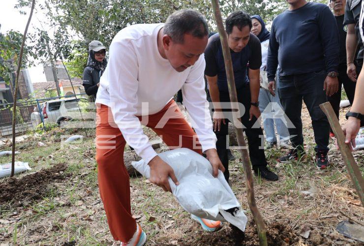 Wali Kota Bekasi Tanam 200 Pohon di Danau Duta Harapan, Dukung Target 3 Juta Pohon