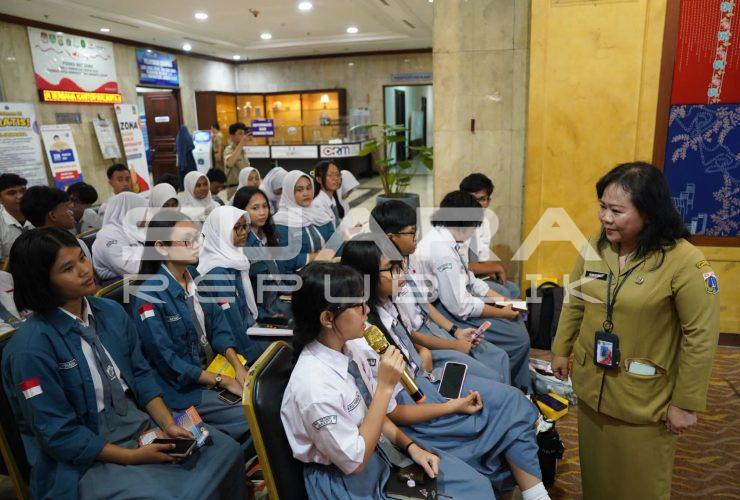 Kasudin KPKP Jakut Ajak Para Pelajar Lebih Mengenal Apa itu Urban Farming 