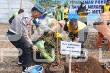 Sambut HUT Ke-81 RI, Polres Jakarta Utara Tanam Pohon Bersama Pemkot di Kawasan JIS