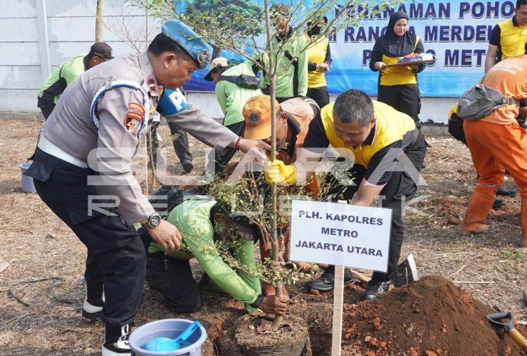 Sambut HUT Ke-81 RI, Polres Jakarta Utara Tanam Pohon Bersama Pemkot di Kawasan JIS
