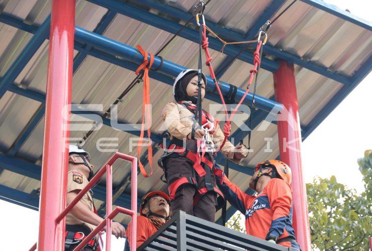 BPBD Kota Bekasi Resmikan Flying Fox di Danau Pemkot, Edukasi Kebencanaan untuk Pelajar Makin Menarik