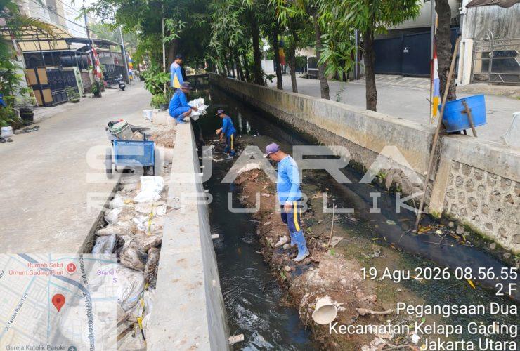 Turap saluran di Jl Pegangsaan Indah yang mengalami kerusakan di perbaiki Satgas Kecamatan Kelapa Gading 