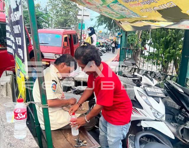 Lansia Berseragam Satpol PP Ditemukan Linglung di Stasiun Bekasi, Ini Penjelasan Satpol PP