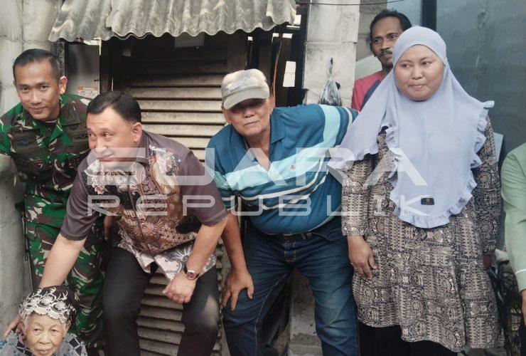 Walikota Jakarta Utara Berikan Bantuan dan Bedah Rumah Nenek Umayah Warga Papanggo