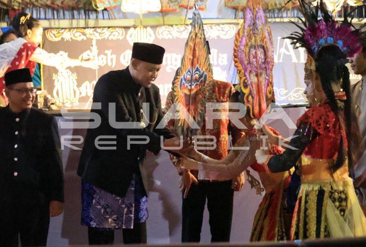 Wayang Ajen Buka Rangkaian PNBK Jilid III, Tri Adhianto Apresiasi Seniman Bekasi