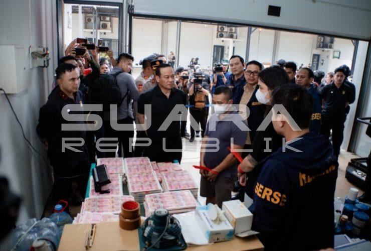 Polda Metro Jaya Penggal Pengoperasian Pabrik Uang Palsu di BSD, 360 Ribu Lembar Pecahan Rp100 Ribu Disita