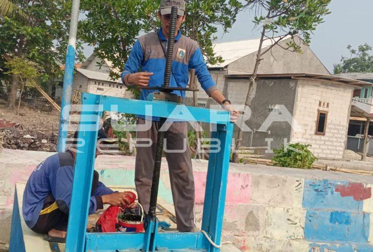 Demi Kelancaran Pengelolaan Air, SDA Kepulauan Seribu Cat & Lumasi Pintu Air Pulau Lancang
