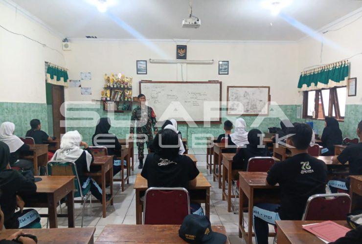 Babinsa Masuk Sekolah, Sertu Sumadiyono Tanamkan Disiplin dan Wawasan Kebangsaan di SMPN 1 Wonogiri