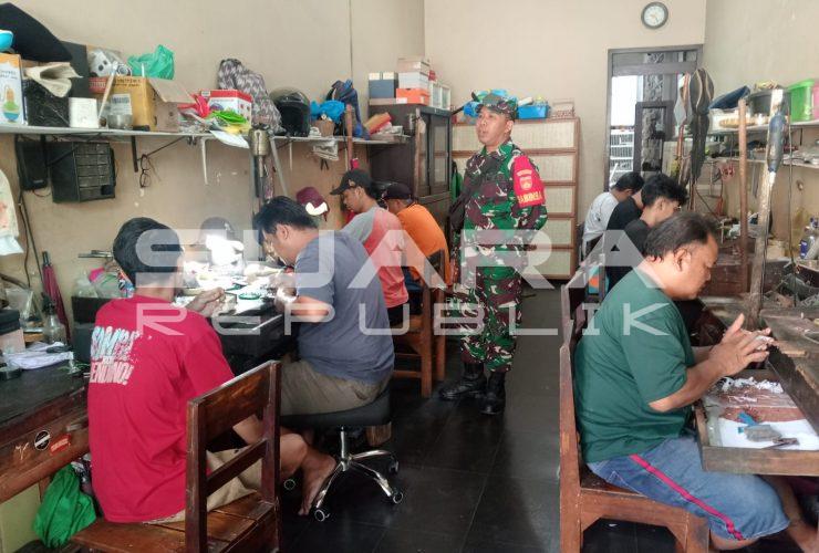 Pembuat dan Pengrajin Perak Tak Luput Jadi Sasaran Komsosnya Babinsa Jayengan