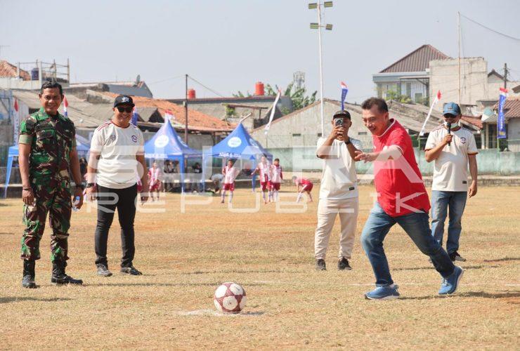 Wawali Bekasi Buka Pertandingan Sepak Bola Antarwarga Pekayon