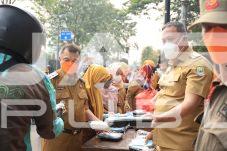 Erupsi Anak Krakatau, Pemkot Bekasi Bagikan Masker Gratis Bersamaan dengan Makanan Selasa Ceria