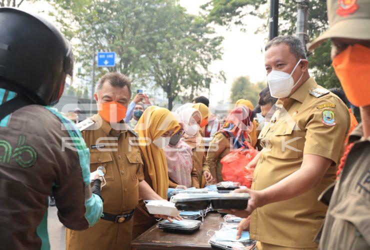 Erupsi Anak Krakatau, Pemkot Bekasi Bagikan Masker Gratis Bersamaan dengan Makanan Selasa Ceria