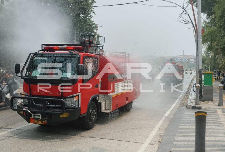 Kodim 0502/JU Kerahkan Water Canon Bersihkan Jalanan dan SMAN 41 dari Debu Vulkanik