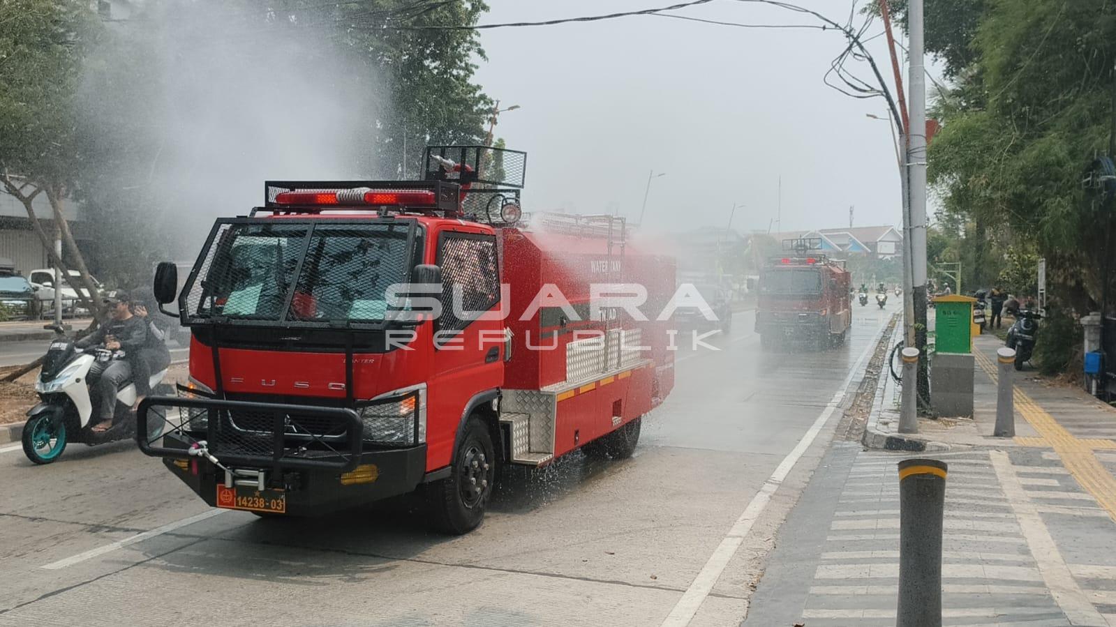 Kodim 0502/JU Kerahkan Water Canon Bersihkan Jalanan dan SMAN 41 dari Debu Vulkanik