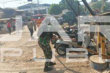Kodim 0502/JU Kerahkan Personel dan Water Tank Bantu Padamkan Kebakaran Lahan Alang-Alang di Belakang ITC Mangga Dua