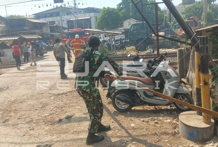Kodim 0502/JU Kerahkan Personel dan Water Tank Bantu Padamkan Kebakaran Lahan Alang-Alang di Belakang ITC Mangga Dua