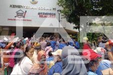 Puluhan warga Protes ke Kemensos RI Bantuan Bansos di Stop Kategori Desil tidak Sesuai dilapangan 