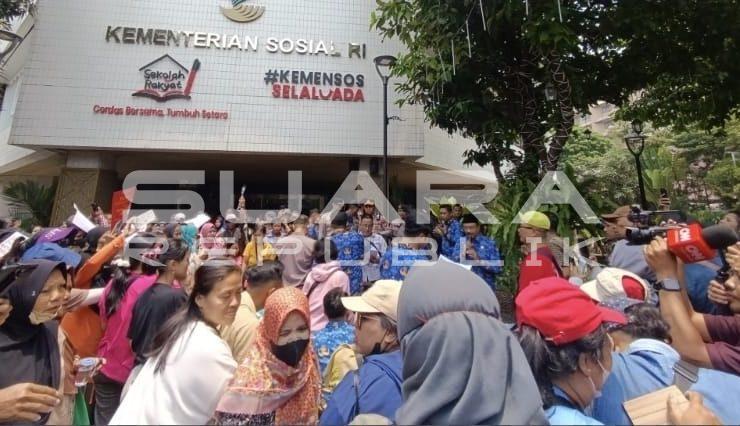 Puluhan warga Protes ke Kemensos RI Bantuan Bansos di Stop Kategori Desil tidak Sesuai dilapangan 