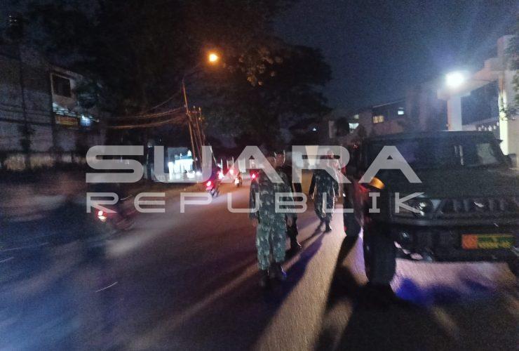 Suntik Semangat Warga Jaga Lingkungan, Babinsa Patroli Tengah Malam