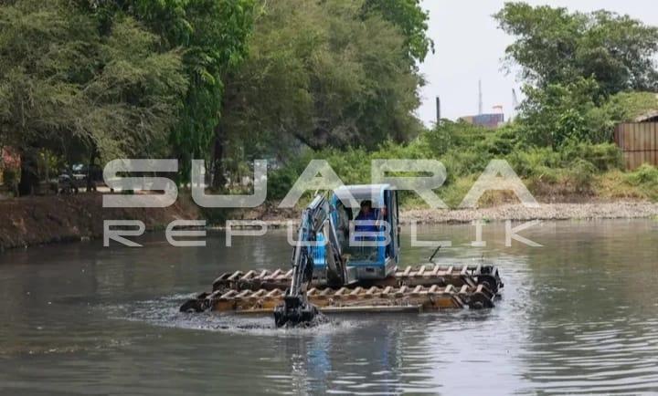 Sudin SDA Jakut Keruk Lumpur Embung Babek TNI Cilincing