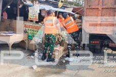 Koramil 04/Ciledug Bersama Warga Bersihkan Sampah Pasar Lembang