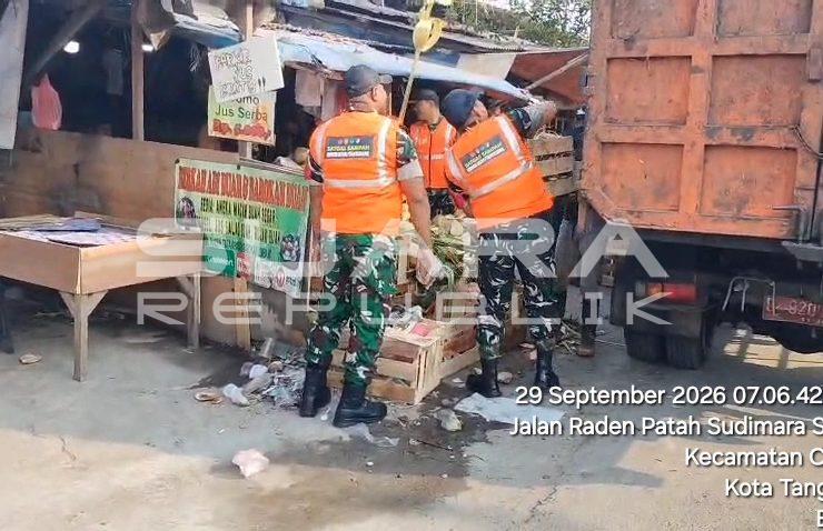 Koramil 04/Ciledug Bersama Warga Bersihkan Sampah Pasar Lembang