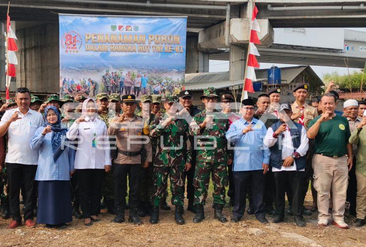 Hijaukan Kolong Tol Pamulang, TNI Bersama Warga Gelar Aksi Tanam Pohon