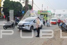 Cegah Macet Pagi, Bhabinkamtibmas Polsek Cisauk Gatur Lalin di Depan SMAN 28 Cisauk